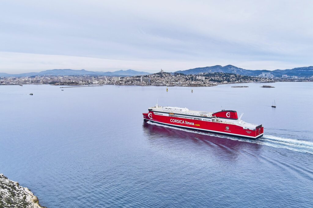 "Les traversées de la biodiversité et du climat » se feront à bord d’A Galeotta, le premier navire propulsé au Gaz Naturel Liquéfié (GNL) de la compagnie CORSICA linea. Photo : Olivier Emran