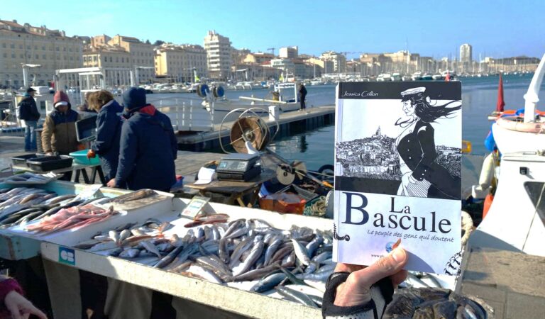 La Marseillaise Jessica Crillon est autrice de La Bascule, le peuple des gens qui doutent, un conte-roman sur fond d’écologie, où Marseille devient la ville inspirante de la bascule écologie au niveau mondial. Photo : JC